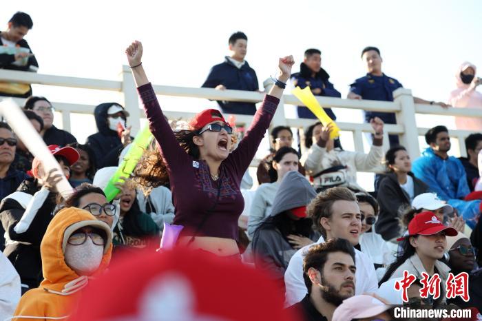 “中式橄榄球”吸引外国留学生观赛