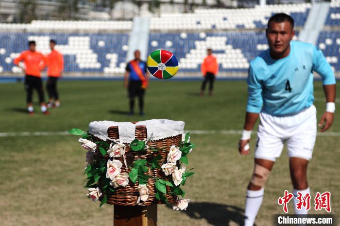 “中式橄榄球”吸引外国留学生观赛