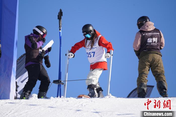 塞北小城迎来首届广武杯大众滑雪挑战赛，200名