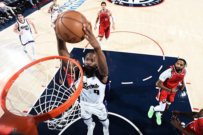 国王队力克快船 阿丘瓦两双引领逆转胜利