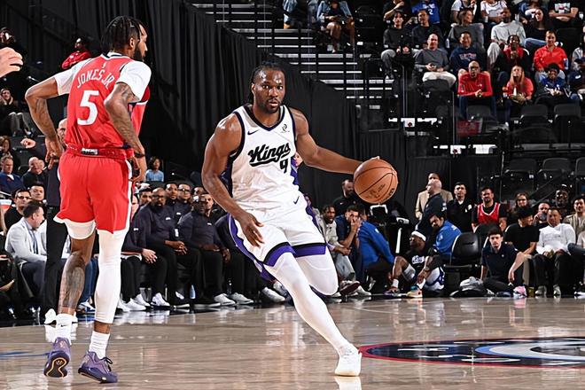 国王队力克快船 阿丘瓦两双引领逆转胜利