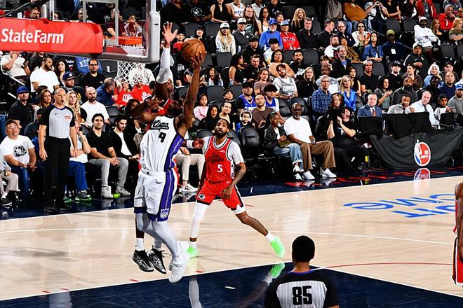 国王队力克快船 阿丘瓦两双引领逆转胜利