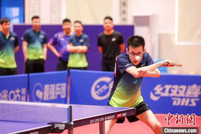 长沙站热烈开幕，奥运冠军许昕为业余选手支招